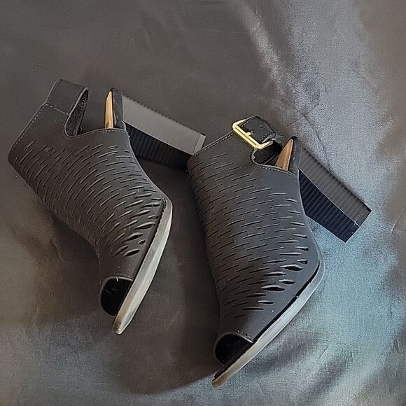 REPORT CUTOUT DESIGN DETAILS PEEP TOE ANKLE STRAP GOLD BUCKLE SANDAL - Picture 14 of 14